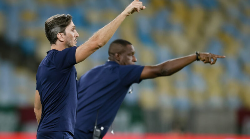 Zubeldía projeta duelo na altitude explica cuidados para jogar: “Controlar a bola é fundamental”