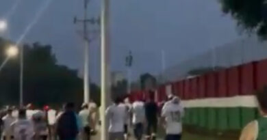 Torcedores protestam no CT Carlos Castilho após derrota do Fluminense na Libertadores