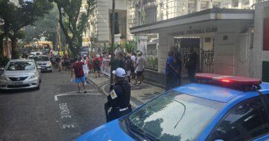 Torcedores protestam em Laranjeiras e cobram defesa institucional do Fluminense; confira imagens