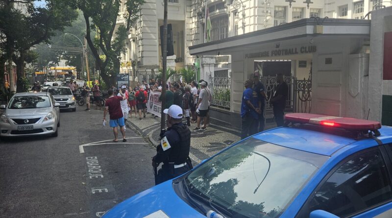 Torcedores protestam em Laranjeiras e cobram defesa institucional do Fluminense; confira imagens