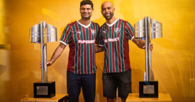 Dupla de zaga bicampeã brasileira, Gum e Leandro Euzébio visitam museu do Fluminense com sócios