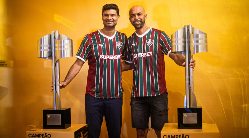 Dupla de zaga bicampeã brasileira, Gum e Leandro Euzébio visitam museu do Fluminense com sócios