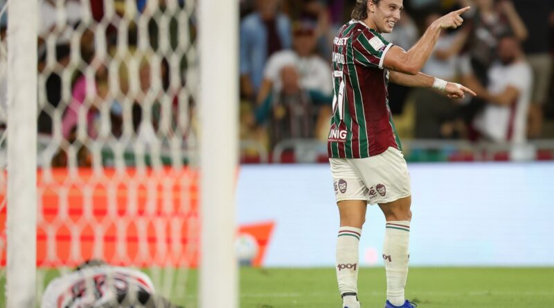 Fluminense domina o São Paulo, resiste à pressão no fim e vence no Maracanã