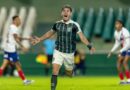 Emprestado pelo Fluminense, Lavega marca e dá assistência em vitória do Coritiba