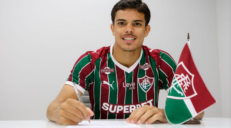 Fluminense renova contrato de Júlio Fidelis até 2031