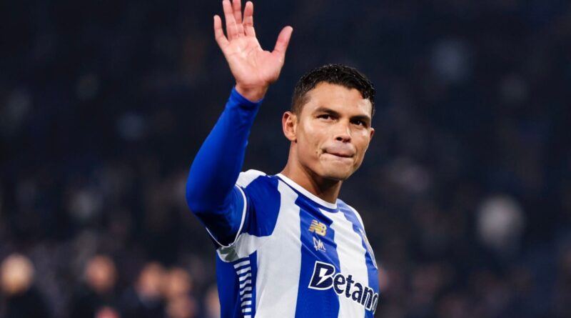 Fluminense consulta Thiago Silva após saída do Porto e avalia possível retorno