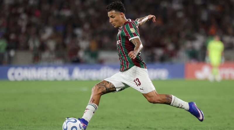 Por que Guilherme Arana ficou fora dos amistosos? Zubeldía explica ausência do lateral no Fluminense
