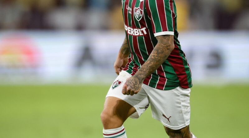CBF investiga apostas em cartão amarelo de Lucho Acosta; Fluminense é notificado