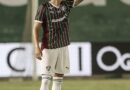 Fluminense oficializa saída de Davi Schuindt; clube seguirá com 50% dos direitos do zagueiro