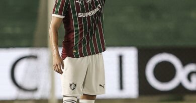 Fluminense oficializa saída de Davi Schuindt; clube seguirá com 50% dos direitos do zagueiro