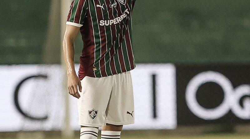Fluminense oficializa saída de Davi Schuindt; clube seguirá com 50% dos direitos do zagueiro