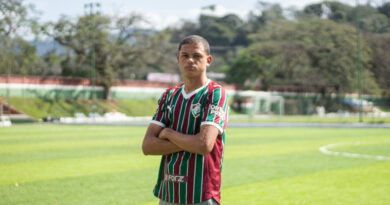 Lucas assina primeiro contrato profissional com o Fluminense Lucas assina primeiro contrato profissional com o Fluminense