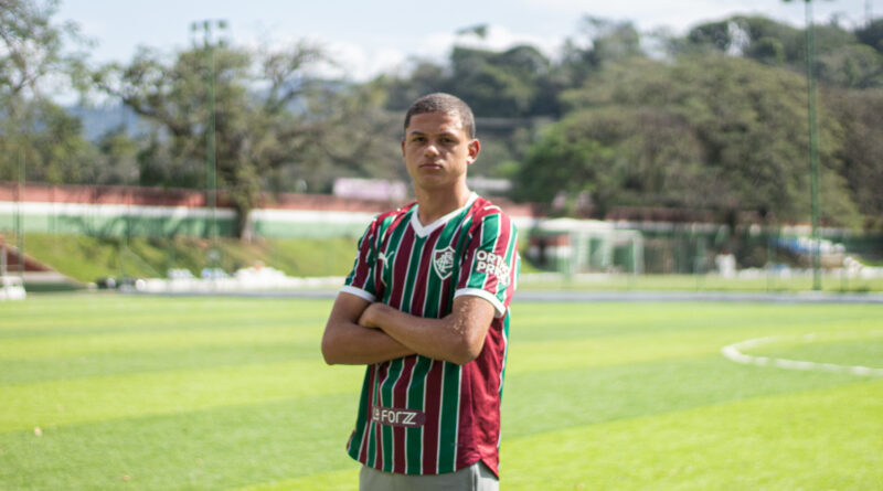 Lucas assina primeiro contrato profissional com o Fluminense