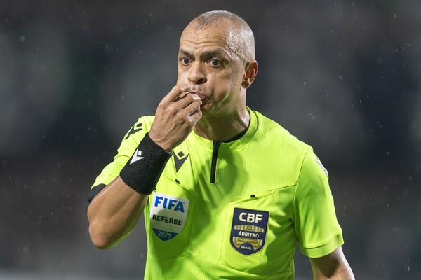 Árbitros que estiveram na Copa do Mundo apitam jogos de Fluminense e Vasco na Copa do Brasil