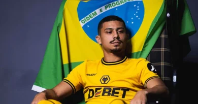 Mais que cifras: André repete na Inglaterra gesto de lealdade que o consagrou no Fluminense Mais que cifras: André repete na Inglaterra gesto de lealdade que o consagrou no Fluminense