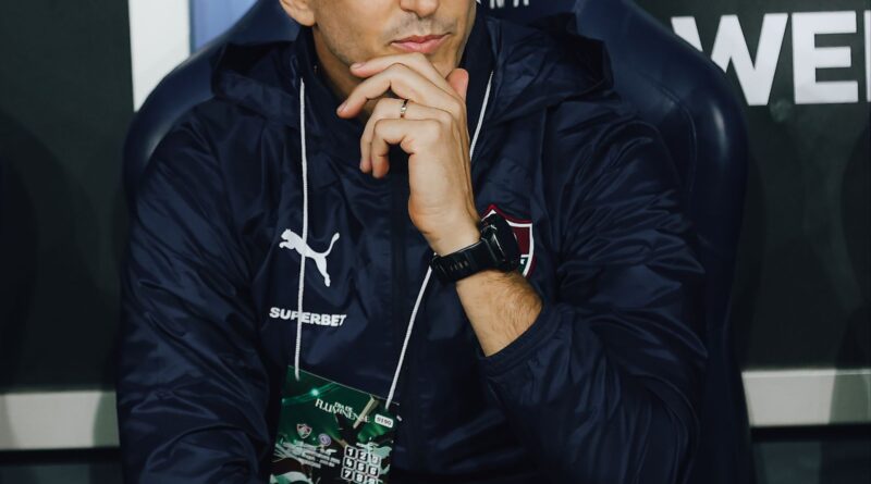 Pressão aumenta, mas Zubeldía deve seguir no Fluminense pelo menos até o jogo da Libertadores