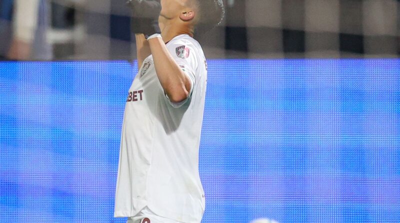 Fábio defende duas cobranças, Fluminense vence o Rivadavia nos pênaltis e avança às quartas de final da Libertadores