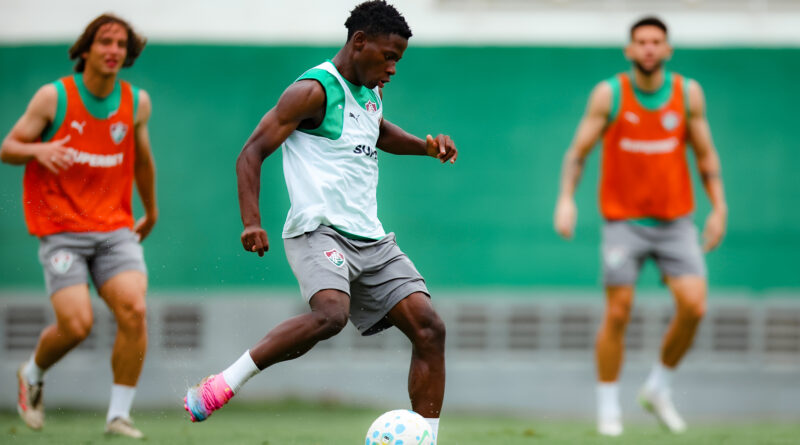 Marcão comanda primeiro treino como técnico efetivado do Fluminense e completa elenco com garotos do Sub-20