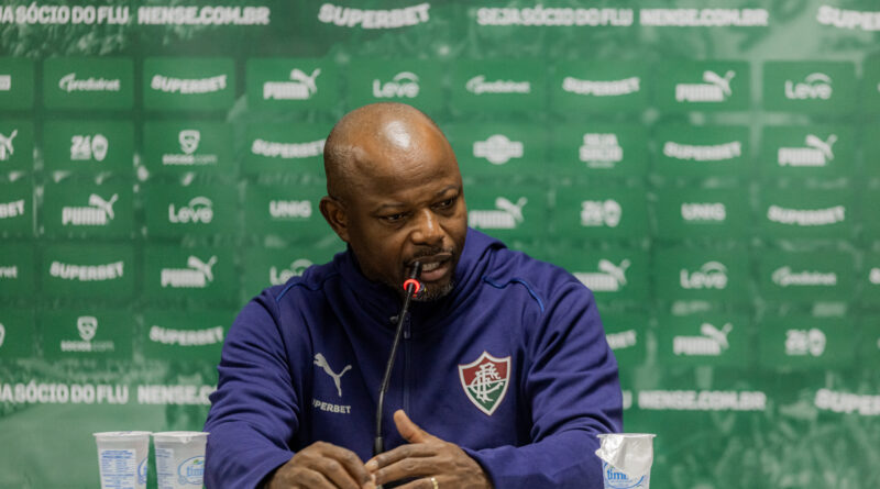 Marcão critica arbitragem e elogia papel de Thiago Silva como auxiliar no empate com o Athletico-PR: “VAR poderia ter intervindo”
