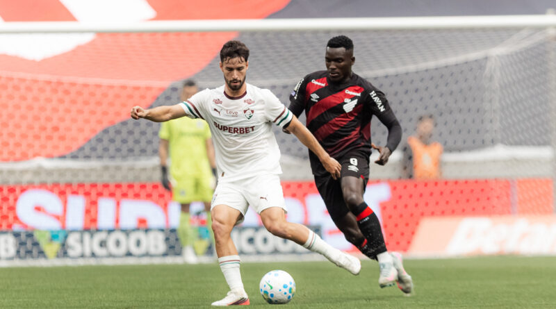 Flu sofre gol no fim e empata com o Athletico em 3 a 3 no Brasileirão