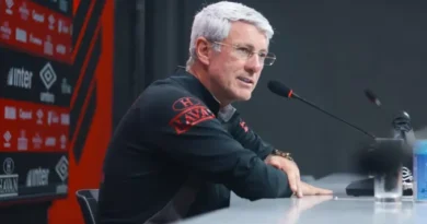 Odair Hellmann critica arbitragem após empate entre Flu x Athletico: “Ajudou o Fluminense” Odair Hellmann critica arbitragem após empate entre Flu x Athletico: “Ajudou o Fluminense”