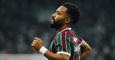 Samuel Xavier sofre luxação no ombro e vira desfalque do Fluminense Samuel Xavier sofre luxação no ombro e vira desfalque do Fluminense