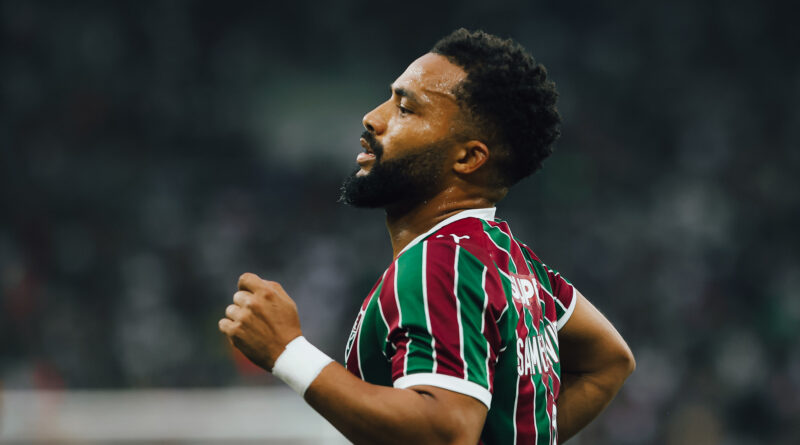 Samuel Xavier sofre luxação no ombro e vira desfalque do Fluminense