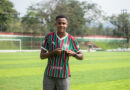 Fluminense assina primeiro contrato profissional com lateral Isaque, de 16 anos