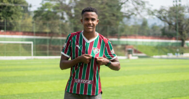 Fluminense assina primeiro contrato profissional com lateral Isaque, de 16 anos Fluminense assina primeiro contrato profissional com lateral Isaque, de 16 anos