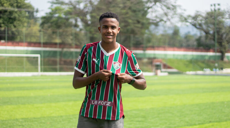 Fluminense assina primeiro contrato profissional com lateral Isaque, de 16 anos