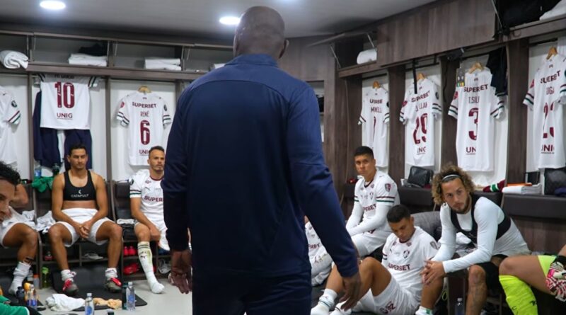 Bastidores mostram cobrança de Marcão no intervalo de Platense x Fluminense