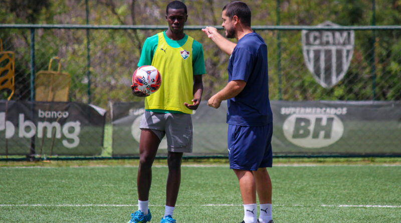 Vitinho reforça Sub-17 do Fluminense contra o América-MG após ganhar espaço entre os mais velhos