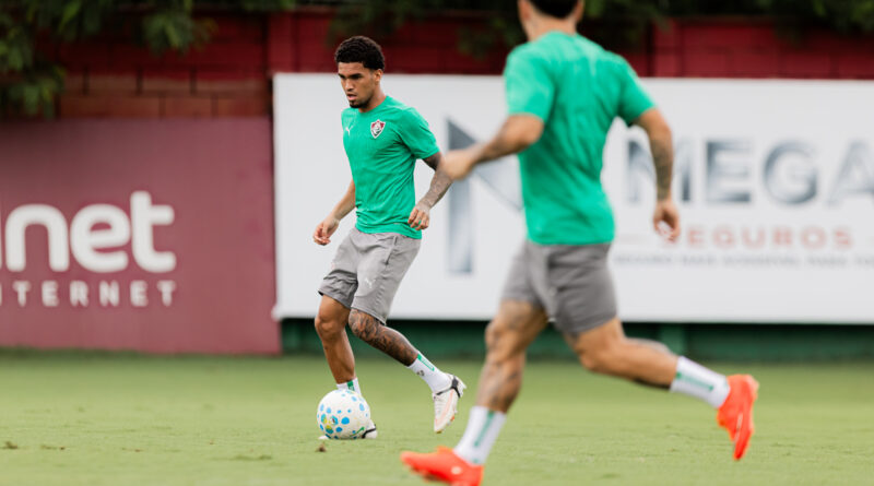 Recuperado de lesão, Riquelme volta aos treinos e ganha concorrência de Wesley Natã no ataque do Fluminense