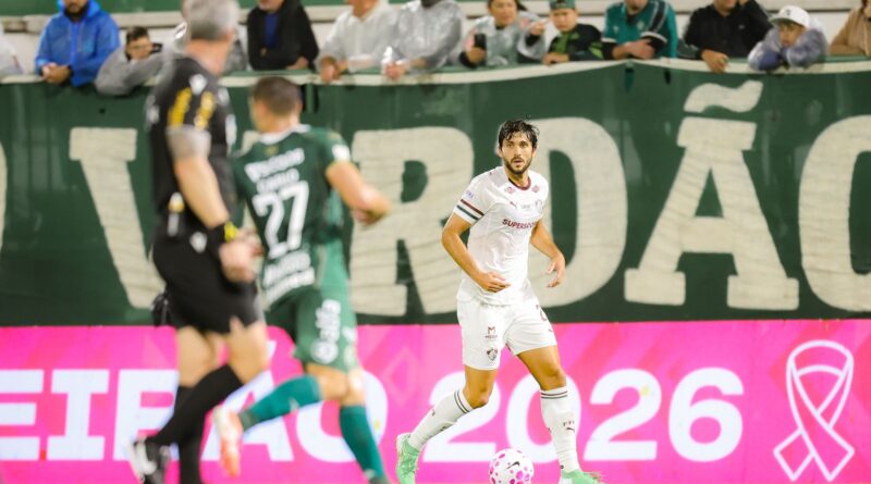 Fluminense é derrotado pela lanterna Chapecoense e perde chance de encostar no G-4 do Brasileirão