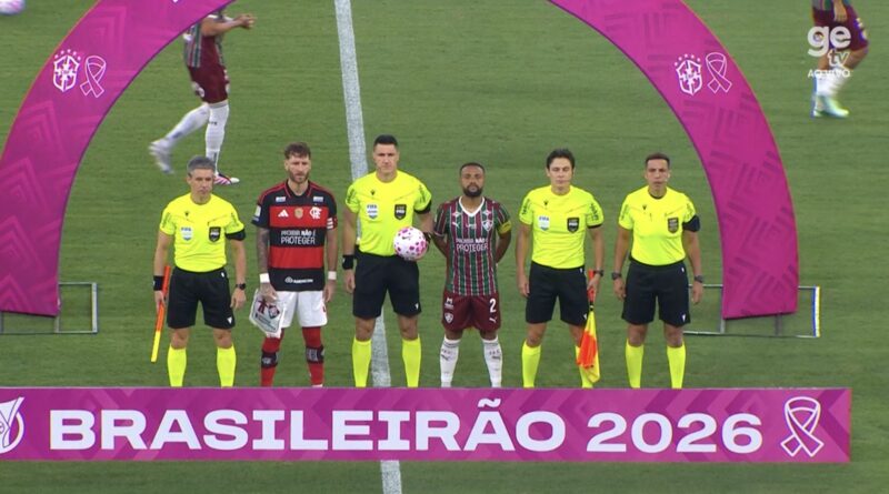 Fluminense e Flamengo estampam “Proibir não é proteger” nas camisas no clássico pelo Brasileirão