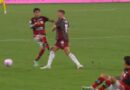 Samuel Xavier detona arbitragem após lance de Pulgar em Castillo e aponta medo da arbitragem de expulsão contra o Flamengo: “Ele não quis expulsar”