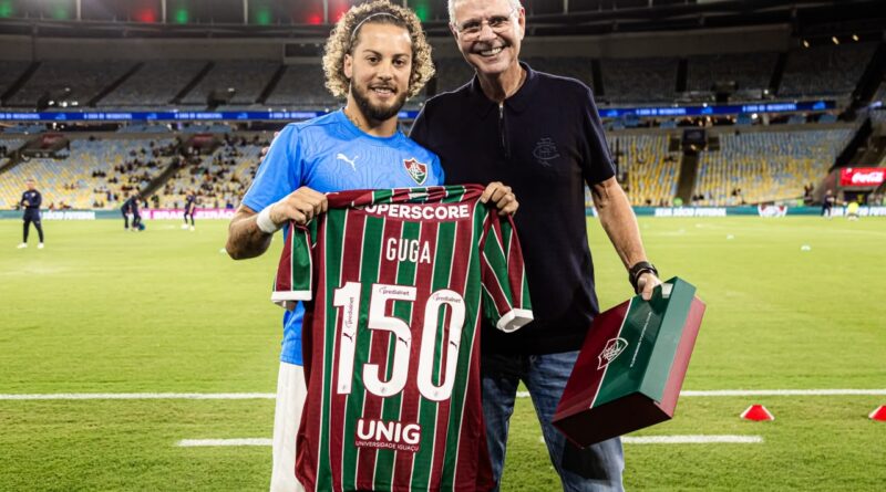 Guga é homenageado no Maracanã por completar 150 jogos pelo Fluminense