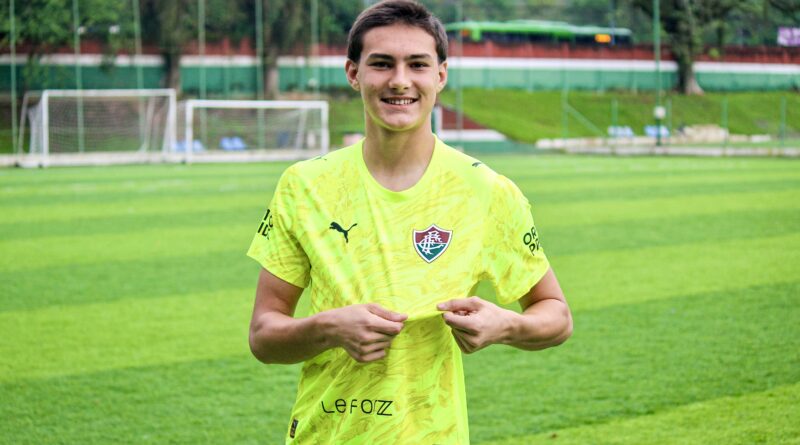 Mateus Peixoto assina primeiro contrato profissional com o Fluminense
