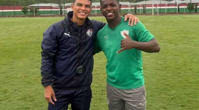 Thiago Silva comanda treino das categorias de base do Fluminense e vive dia de treinador