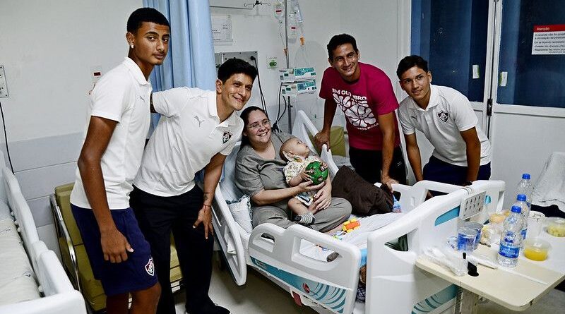 Cano, Ganso e garotos de Xerém visitam pacientes oncológicos em ação pelo Dia das Crianças