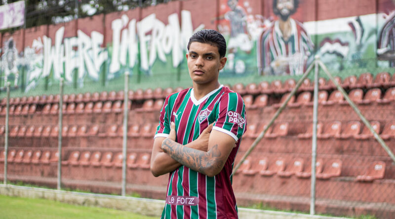 Fluminense acerta contratação do zagueiro Aquilles para a base e jogador comemora: “Realizando um sonho de criança”
